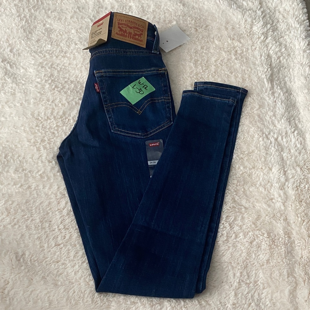 🍄NWTLevi's women’s  Dark Blue Slim Jeans